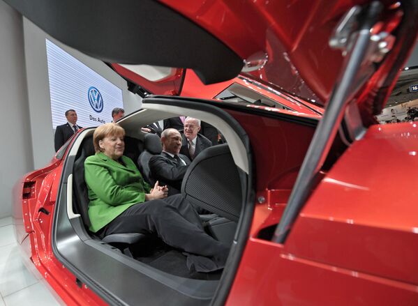 O presidente russo, Vladimir Putin, e a chanceler alemã, Angela Merkel, no salão de um carro durante abertura da Feira Industrial Internacional Hannover Messe 2013, em 8 de abril de 2013 - Sputnik Brasil