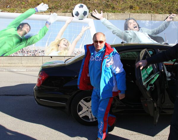 O presidente russo, Vladimir Putin, sai do carro ao visitar um resort de esqui em Sochi, em 3 de janeiro de 2013 - Sputnik Brasil