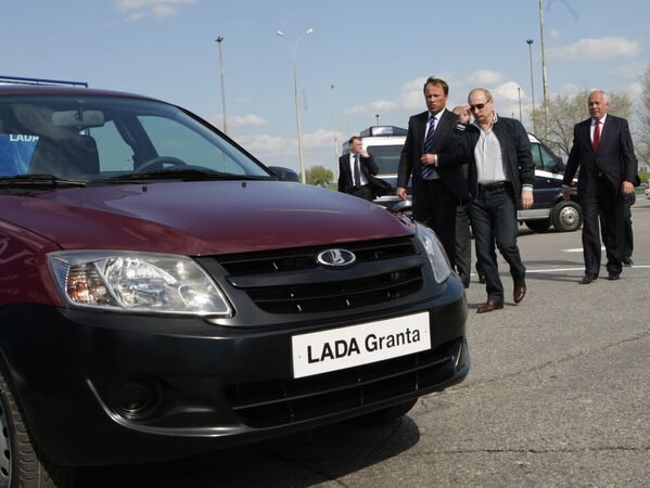 Vladimir Putin, então premiê russo, inspeciona novo modelo de carros produzido na Rússia, Lada Granta, em 11 de maio de 2011 - Sputnik Brasil