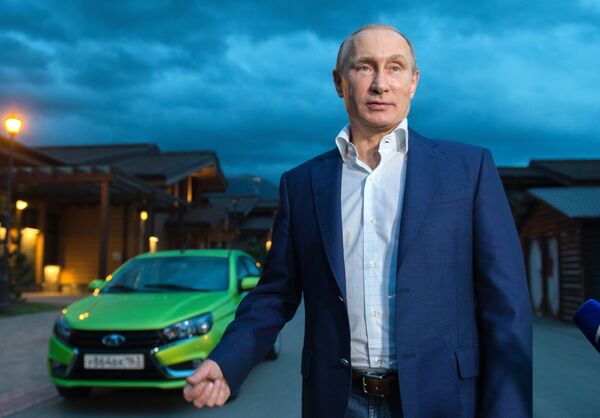 O presidente russo, Vladimir Putin, depois de sair do novo modelo produzido na Rússia, Lada Vesta, em Sochi, em 22 de outubro de 2015 - Sputnik Brasil