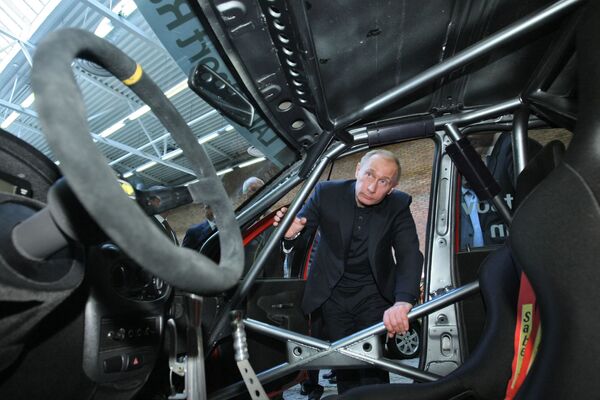 O então premiê russo, Vladimir Putin, realiza inspeção de novos carros russos, em 30 de março de 2009 - Sputnik Brasil