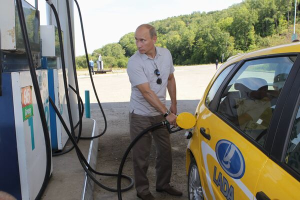 O então premiê russo, Vladimir Putin, abastece o carro ao viajar, em 27 de agosto de 2010 - Sputnik Brasil
