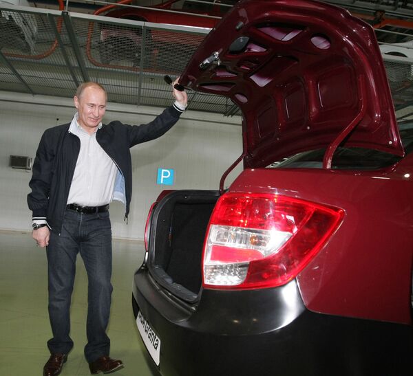 Vladimir Putin, então premiê russo, inspeciona novo modelo de carro produzido na Rússia, Lada Granta, em 11 de maio de 2011 - Sputnik Brasil