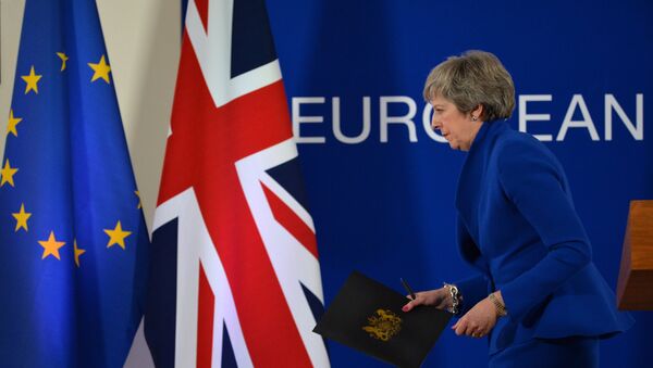 A primeira-ministra britânica Theresa May deixa conferência de imprensa após uma extraordinária cúpula do Brexit realizada pela União Europeia. - Sputnik Brasil