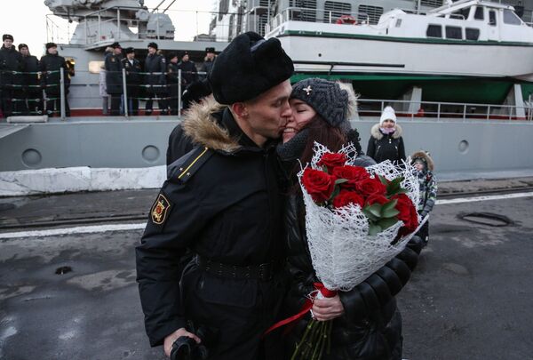 Tripulante do cruzador de mísseis Marshal Ustinov é recebido pela amada no cais da Frota do Norte em Severomorsk - Sputnik Brasil