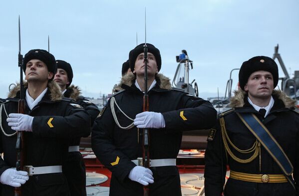 Grupo de marinheiros no convés do navio de mísseis Marshal Ustinov da Frota do Norte russa - Sputnik Brasil