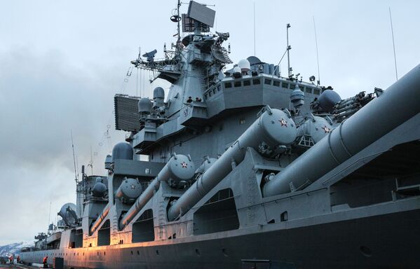 Cruzador de mísseis Marshal Ustinov atracado no cais da Frota do Norte russa em Severomorsk - Sputnik Brasil