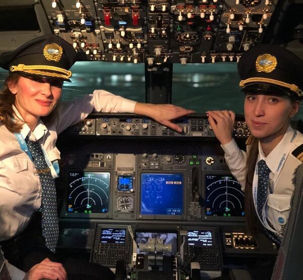 Tripulação feminina da companhia aérea russa Pobeda no voo de Moscou (Rússia) para Istambul (Turquia) - Sputnik Brasil
