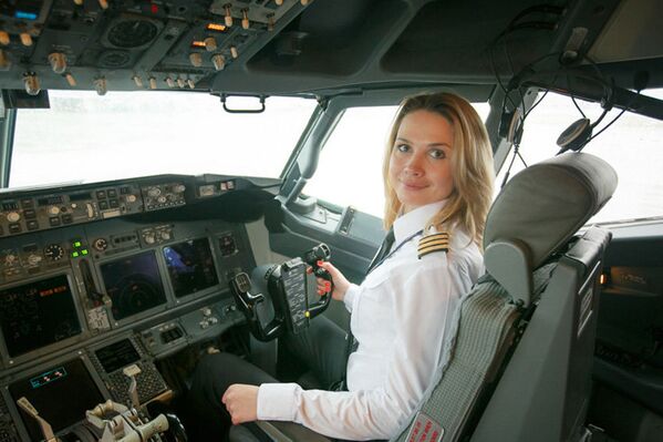 Svetlana Eremenko, a primeira jovem pilota da companhia aérea bielorrussa Belavia - Sputnik Brasil