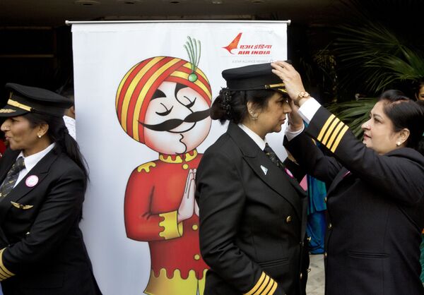 Pilotas da Air India durante cerimônia de comemoração de todas as mulheres da tripulação na véspera do Dia Internacional da Mulher, em Nova Deli, Índia, 7 de março de 2017 - Sputnik Brasil