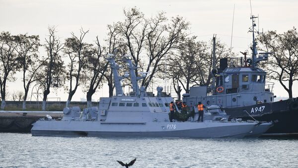 Navios da Marinha ucraniana Nikopol (à esquerda) e Yany Kapu detidos pela guarda de fronteiras da Rússia após terem violado a fronteira, no porto de Kerch. - Sputnik Brasil