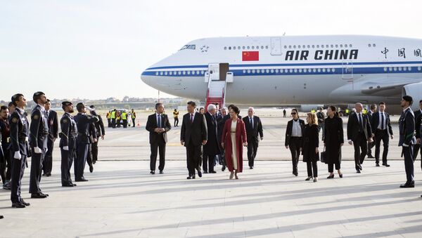Presidente da China, Xi Jinping, e sua esposa, Peng Liyuan, são recebidos no aeroporto de Madrid, 27 de novembro de 2018 - Sputnik Brasil