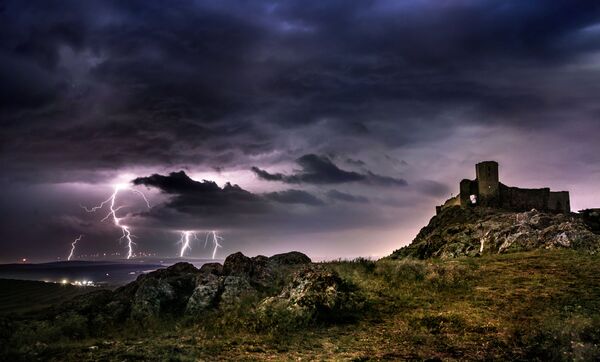 Fortaleza romena de Enisala, imagem da fotógrafa Diana Buzoianu - Sputnik Brasil