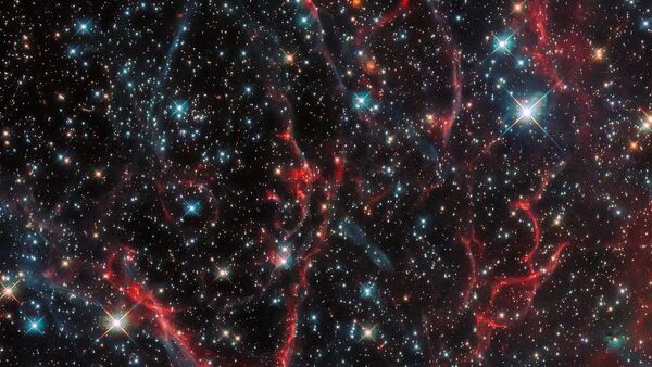 Nebulosa criada após a morte da supernova SNR 0454-67.2, que acabou sua vida em uma poderosa explosão, lançando seus vestígios ao espaço. A imagem foi tirada pela sonda Hubble - Sputnik Brasil
