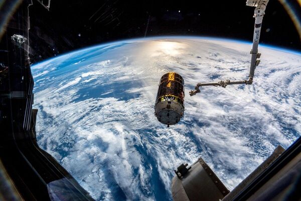 Espaçonave cargueira japonesa H-II Transfer Vehicle, fotografada da EEI pelo astronauta alemão Alexander Gerst - Sputnik Brasil