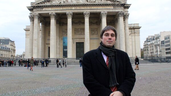 Benoît Quennedey, funcionário do Senado da França em foto de arquivo tirada em frente ao Panteão de Paris - Sputnik Brasil