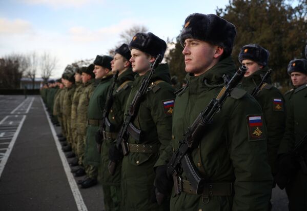 Militares russos se alinham na formatura durante a cerimônia solene de entrega dos sistemas Tor-M2DT à Frota do Norte da Marinha russa - Sputnik Brasil