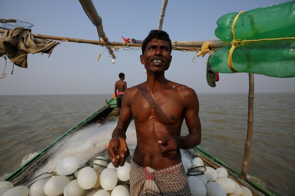 Pescadores se preparam para lançar uma rede nas águas da ilha. - Sputnik Brasil