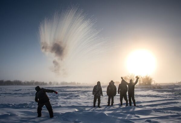 Moradores de uma aldeia a 70 km de Yakutsk (Rússia), onde a temperatura do ar caiu para -41 graus Celsius - Sputnik Brasil