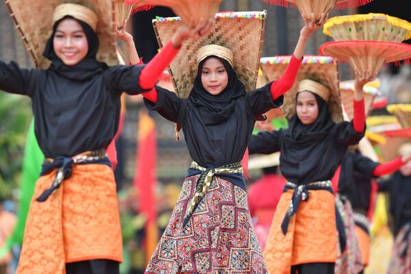 Dançarinas no Festival de Arte e Cultura em Batusankar, na província Sumatra Ocidental da Indonésia, 29 de novembro de 2018 - Sputnik Brasil