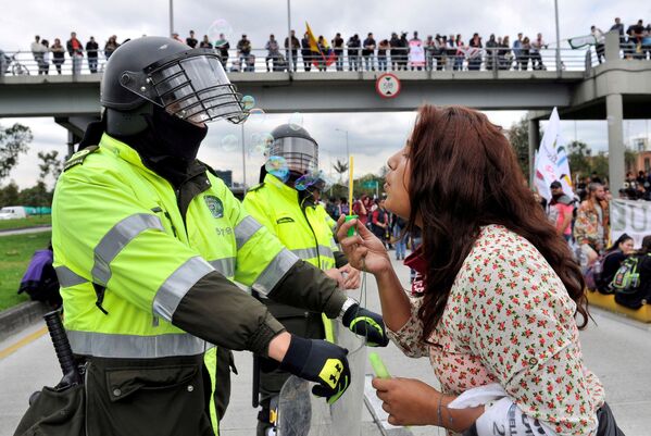 Estudante perto da polícia durante um protesto em Bogotá, Colômbia, 29 de novembro de 2018 - Sputnik Brasil
