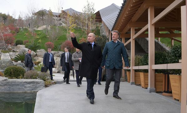 Presidente da Rússia, Vladimir Putin, durante inspeção do território de um complexo hoteleiro na cidade de Yalta, Crimeia (Rússia) - Sputnik Brasil