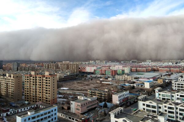 Tempestade de areia na cidade de Zhangye, na província de Gansu, China - Sputnik Brasil