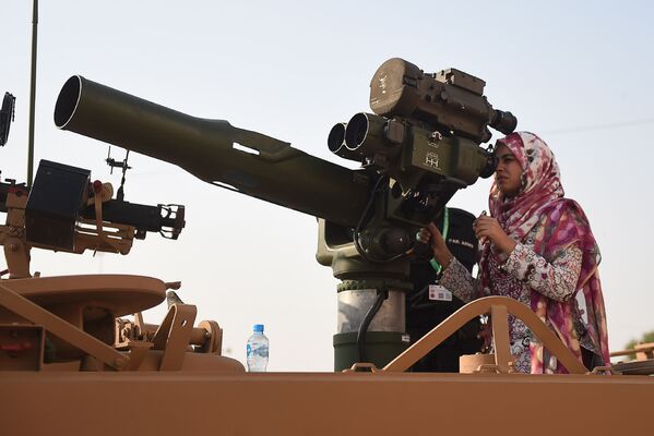 Paquistanesa olha através de  sistema antitanque de defesa aérea na 10ª edição da Exposição e Congresso Internacional da Indústria de Defesa (IDEAS), na cidade de Karachi, Paquistão - Sputnik Brasil