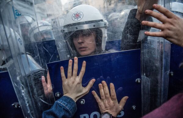 Policial turca reage durante confrontos com ativistas na Praça Taksim, em Istambul, durante o Dia Internacional pela Eliminação da Violência contra a Mulher, em 25 de novembro de 2018 - Sputnik Brasil