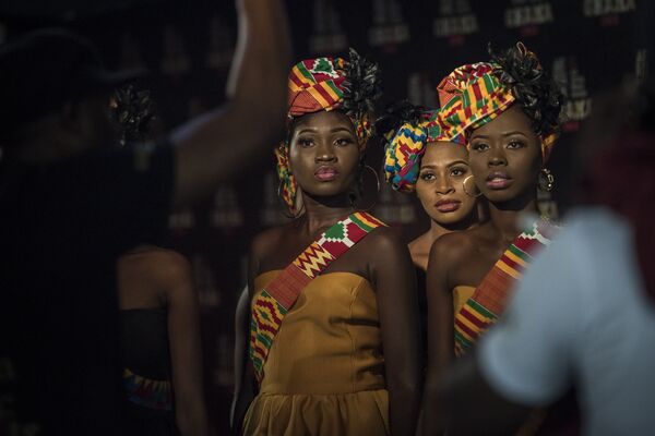 Garotas anfitriãs recebem instruções antes do início da cerimônia anual musical do All Africa Music Awards em Accra, Gana - Sputnik Brasil