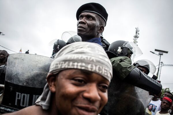 Policial protege partidários de Felix Tshisekedi, presidente da União para a Democracia e o Progresso Social (UDPS), e Vital Kamerhe, presidente da União para a Nação Congolesa (UNC), Congo - Sputnik Brasil