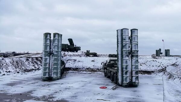 Divisão do sistema de defesa antiaérea S-400 Triumph completou os testes e entrou em serviço de combate na Crimeia, Rússia - Sputnik Brasil