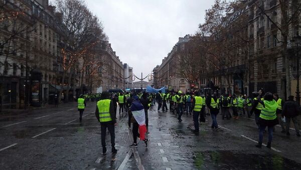 Protestos do movimento coletes amarelos em Paris, em 1 de dezembro - Sputnik Brasil