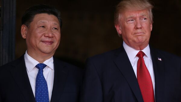 US President Donald Trump welcomes Chinese President Xi Jinping at Mar-a-Lago state in Palm Beach, Florida, US, April 6, 2017. - Sputnik Brasil