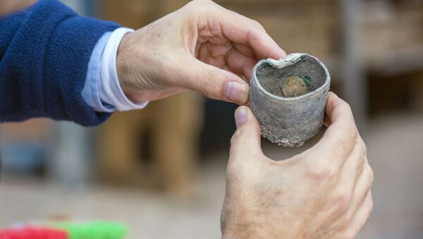 Moedas descobertas durante escavações em Cesareia - Sputnik Brasil