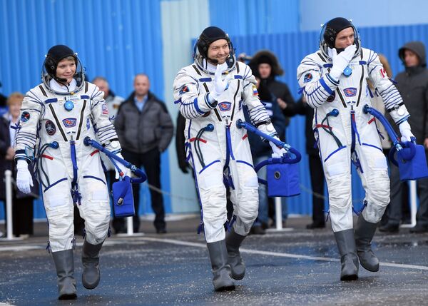 Tripulantes da espaçonave Soyuz MS-11: cosmonauta da Roscosmos Oleg Kononeko, astronauta da NASA Anne McClain e astronauta David Saint-Jacques da Agência Espacial Canadense - Sputnik Brasil