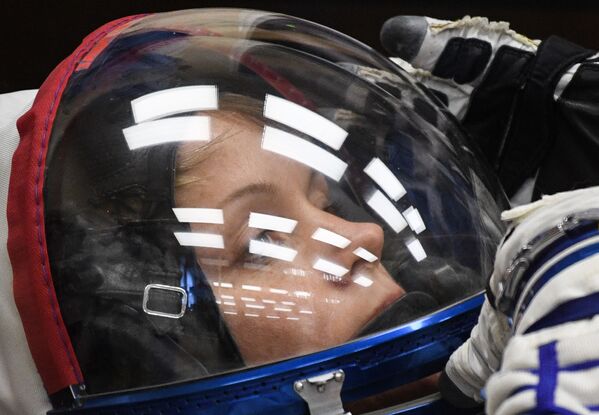 Tripulante da espaçonave Soyuz MS-11, astronauta da NASA Anne McClain. - Sputnik Brasil