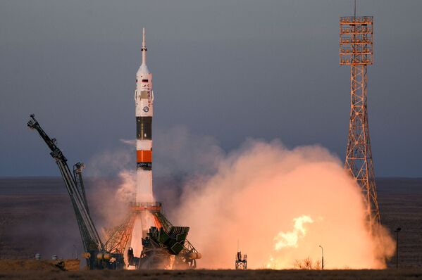 Lançamento do foguete portador russo Soyuz-FG com espaçonave tripulada Soyuz MS-11 do cosmódromo de Baikonur, 3 de dezembro de 2018 - Sputnik Brasil
