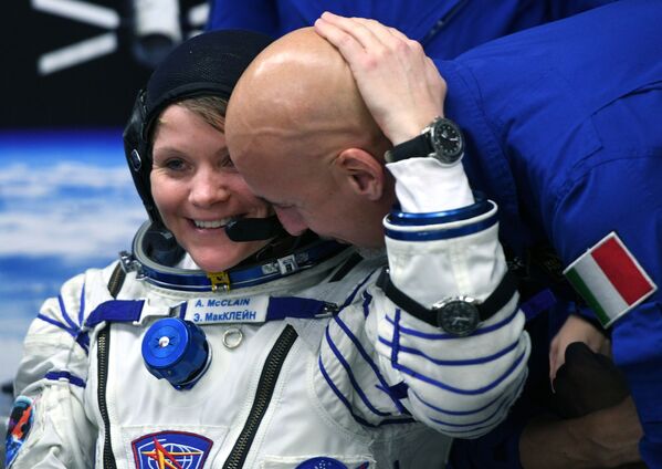 Tripulante da espaçonave Soyuz MS-11, astronauta da NASA Anne McClain, com o astronauta italiano Luca Parmitano, da Agência Espacial Europeia - Sputnik Brasil