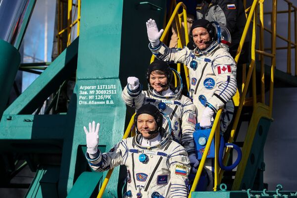 Tripulantes da espaçonave Soyuz MS-11: cosmonauta da Roscosmos Oleg Kononeko, astronauta da NASA Anne McClain e astronauta David Saint-Jacques da Agência Espacial Canadense - Sputnik Brasil