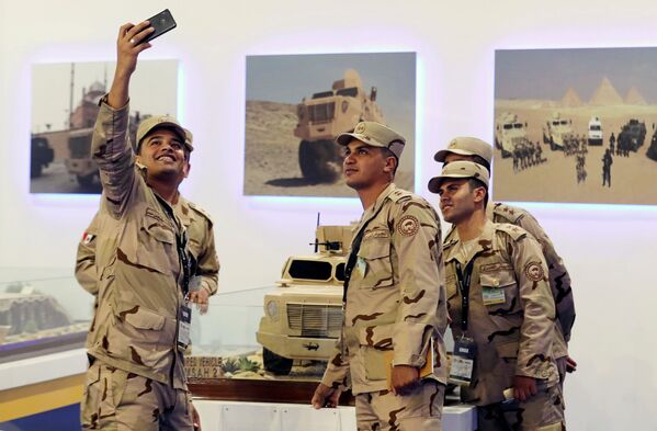 Soldados egípcios posando para selfie na Feira Internacional de Defesa EDEX 2018 no Egito - Sputnik Brasil