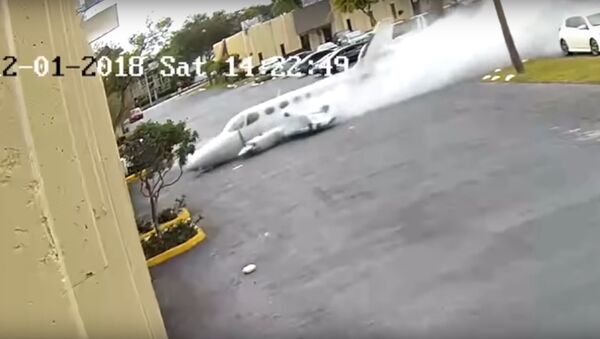 Aeronave bimotora colidiu em um centro médico infantil na cidade de Fort Lauderdale - Sputnik Brasil