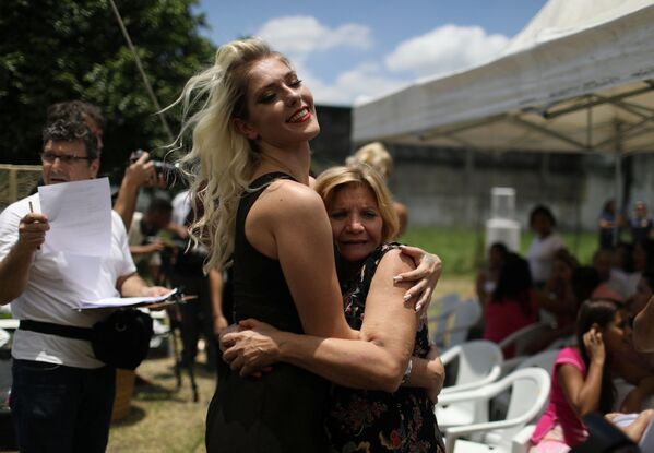 Prisioneira abraça sua mãe durante concurso anual de beleza organizado na Penitenciária Talavera Bruce, Rio de Janeiro (Brasil), em 4 de dezembro de 2018 - Sputnik Brasil