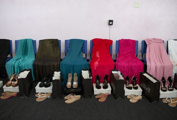 Vestidos e sapatos são usados por presidiárias que competem no 13º concurso anual de beleza Miss Talavera Bruce, homônimo da prisão feminina no oeste do Rio de Janeiro, Brasil - Sputnik Brasil