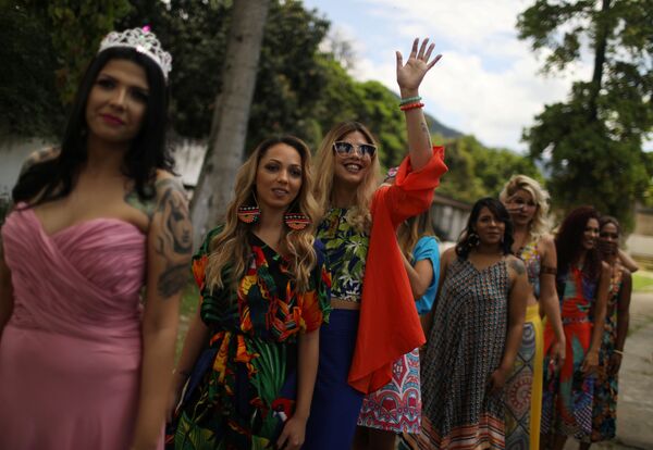 Prisioneiras e participantes do concurso de beleza Garota TB, organizado pelo movimento Coração Solidário, esperam em fila para o desfile dentro da prisão, no Rio de Janeiro, Brasil, 4 de dezembro de 2018 - Sputnik Brasil
