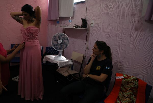 Mayana Rosa Alves, prepara-se para o concurso de beleza Garota TB, organizado na Penitenciária Talavera Bruce, Rio de Janeiro (Brasil), em 4 de dezembro de 2018 - Sputnik Brasil