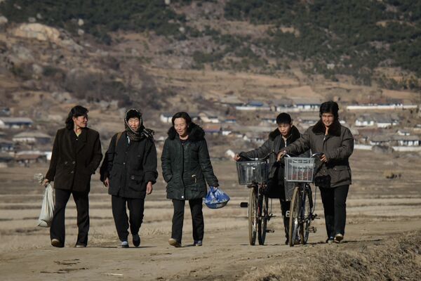 Um grupo de mulheres anda por uma via na cidade norte-coreana de Chonchon - Sputnik Brasil