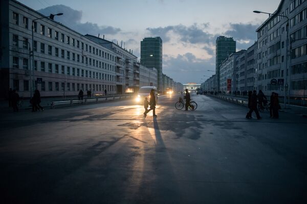 Norte-coreanos nas ruas da cidade de Sinuiji que faz fronteira com a China - Sputnik Brasil