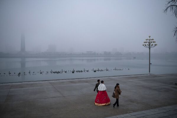 Noiva e noivo fazem passeio às margens do rio Taedong, Pyongyan - Sputnik Brasil