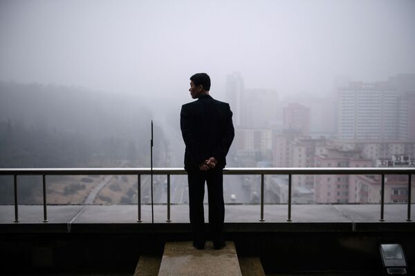 Homem no topo de um edifício em Pyongyan - Sputnik Brasil